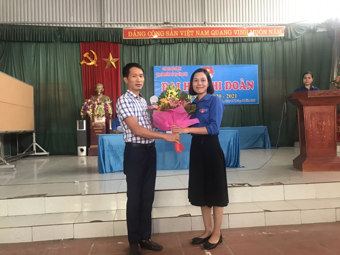 Đ/c Đào Văn Tươi - BTCB- HT nhà trường tặng hoa chúc mừng đại hội.