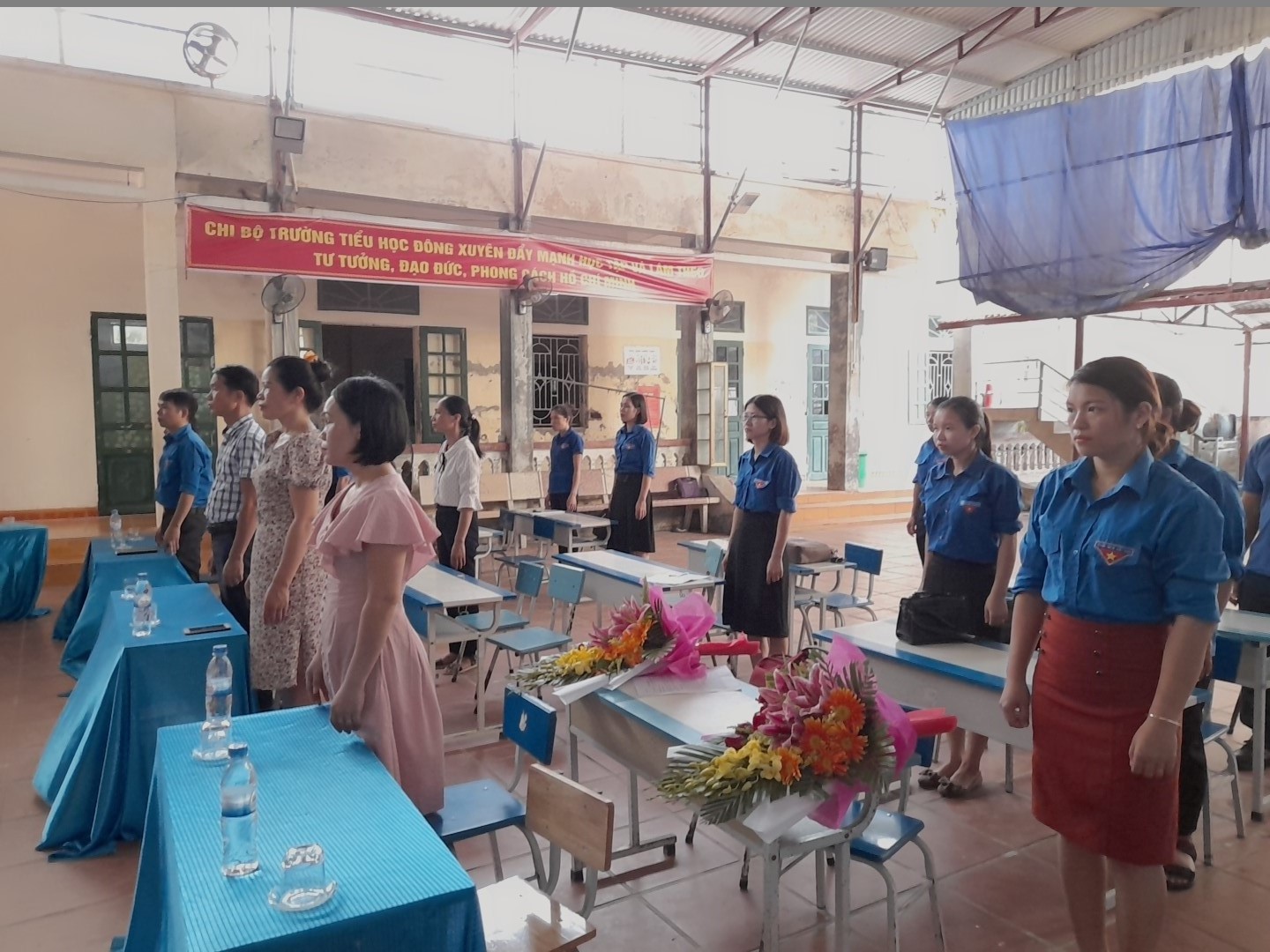 Đại hội đứng dậy làm lễ chào cờ